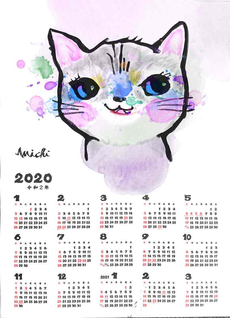 顔にカラフルな色をつけた笑っている猫