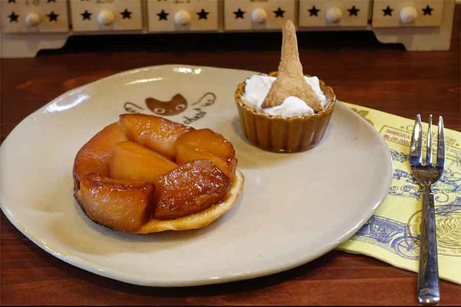 リンゴのタルトー五匹の猫カフェ