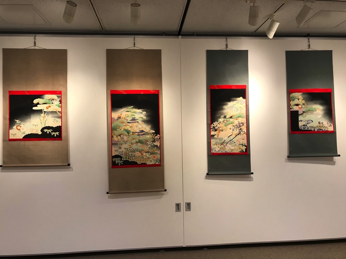 掛軸に裏打ちされた古布のコラージュ作品