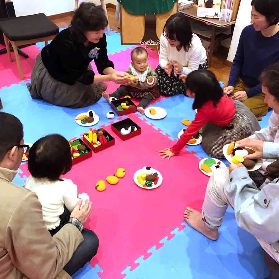 文学サロンでの絵音読み聞かせでのフェイクお弁当を楽しむシーン