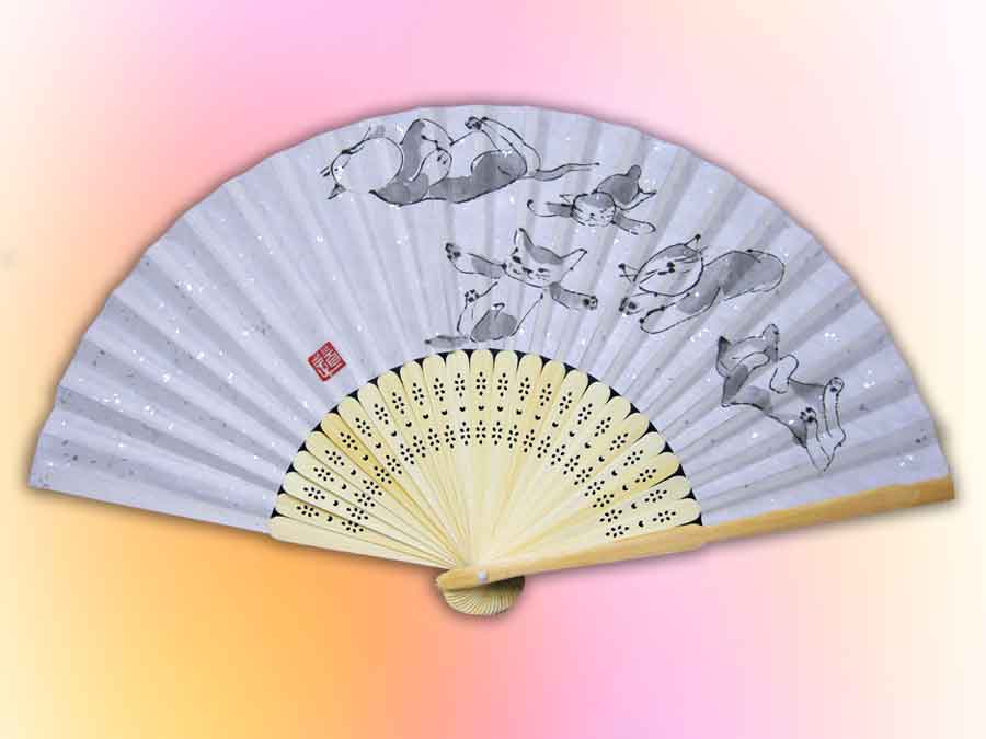 五匹の寝ている猫の扇子　猫道　 中尾道也