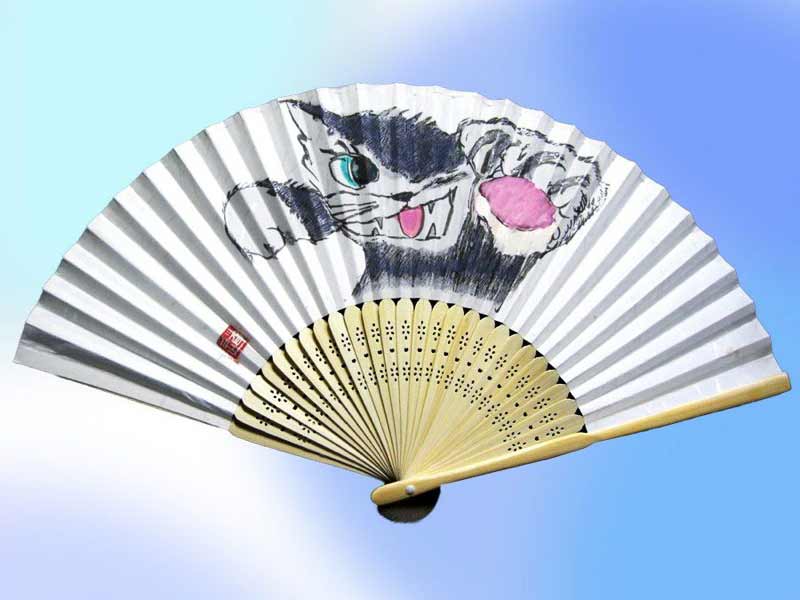 猫の肉球が見える猫パンチ の扇子　中尾道也