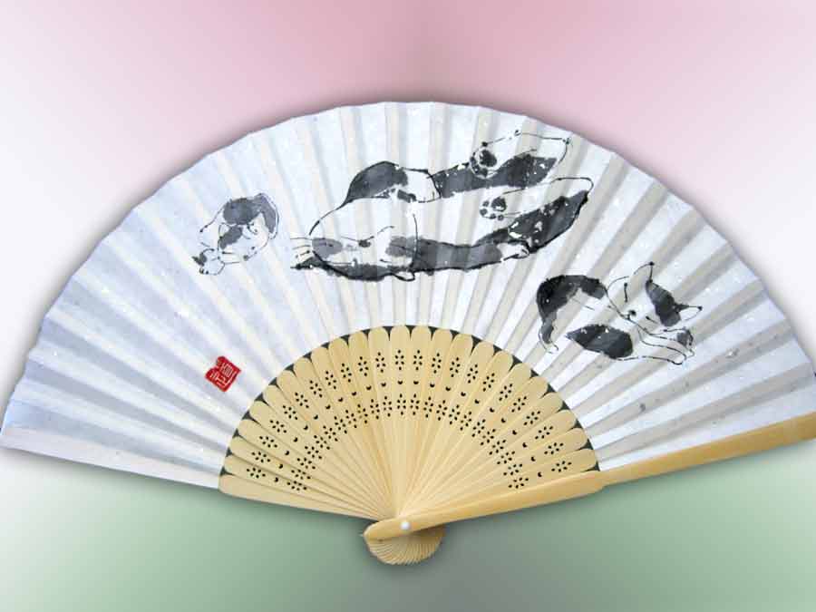 三匹の寝ている猫の扇子 cat japanese fan by michiya nakao 中尾道也