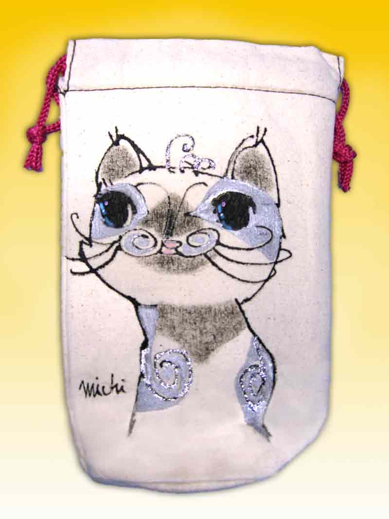 大きな目のカールのひげのニャンコ