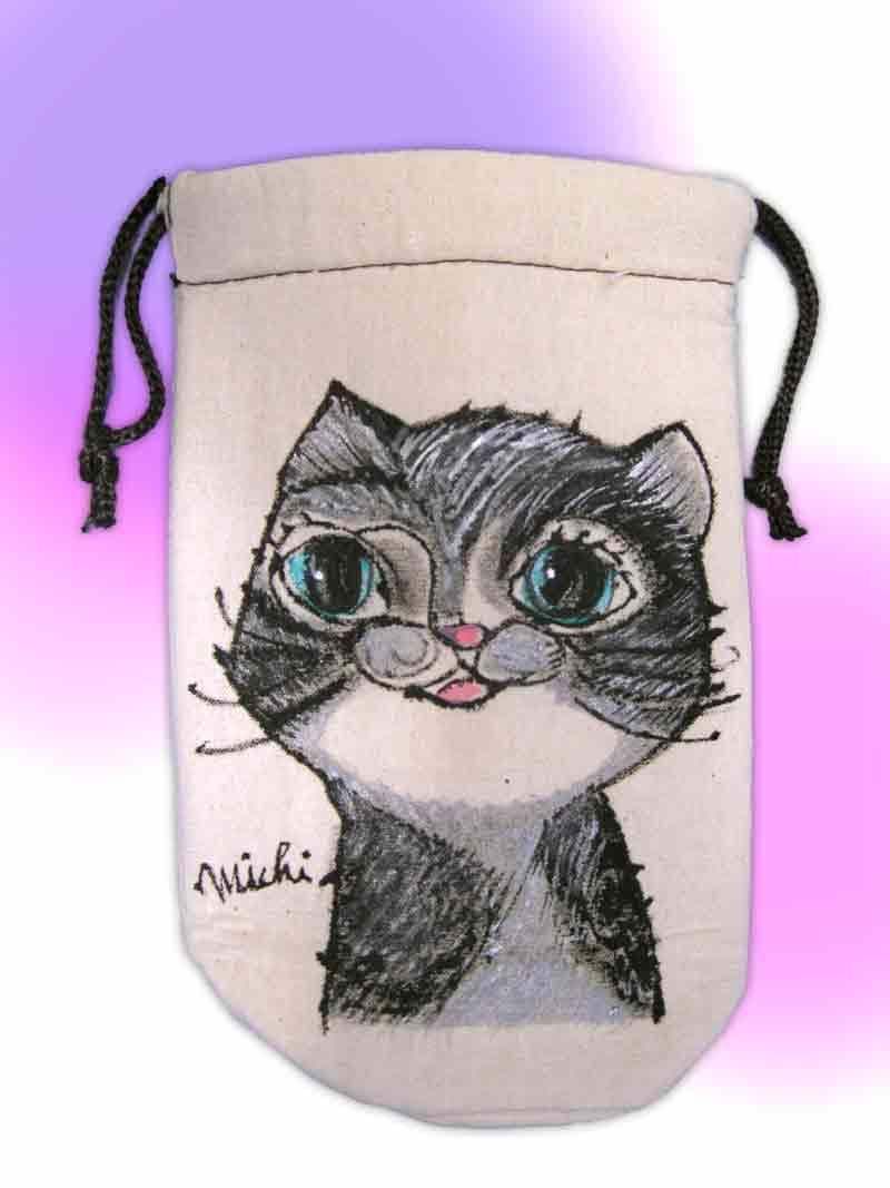 ブルーグリーンの大きな目をしたニャンコ