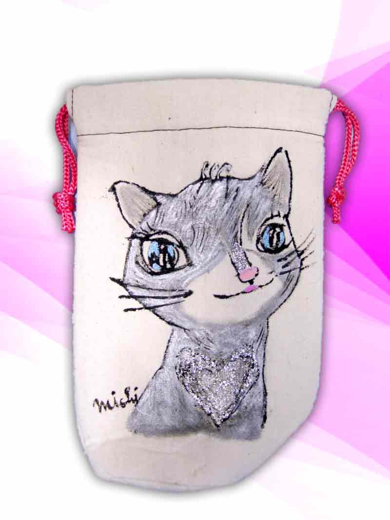 ハートのマーキングがあるユニークな猫